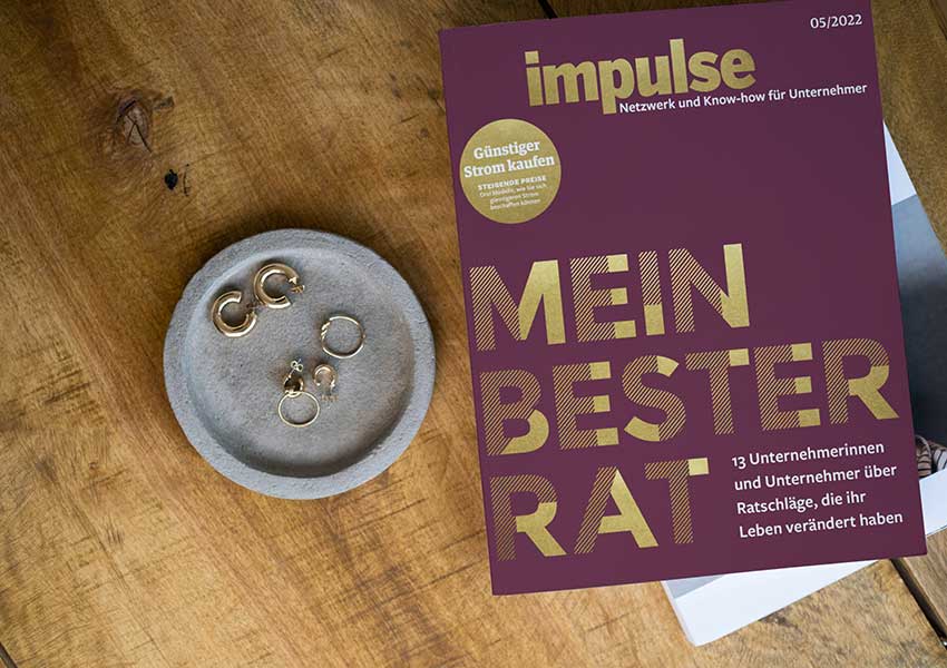 Magazin Impulse auf dem Tisch liegend – neben einem Schmuckschälchen.