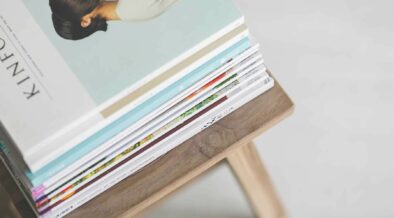Zeitschriftenabos: Zeitschriftenstapel auf einem Hocker.