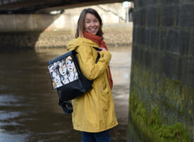 Maren Krämer mit einem Rucksack ihres Labels TüTa.