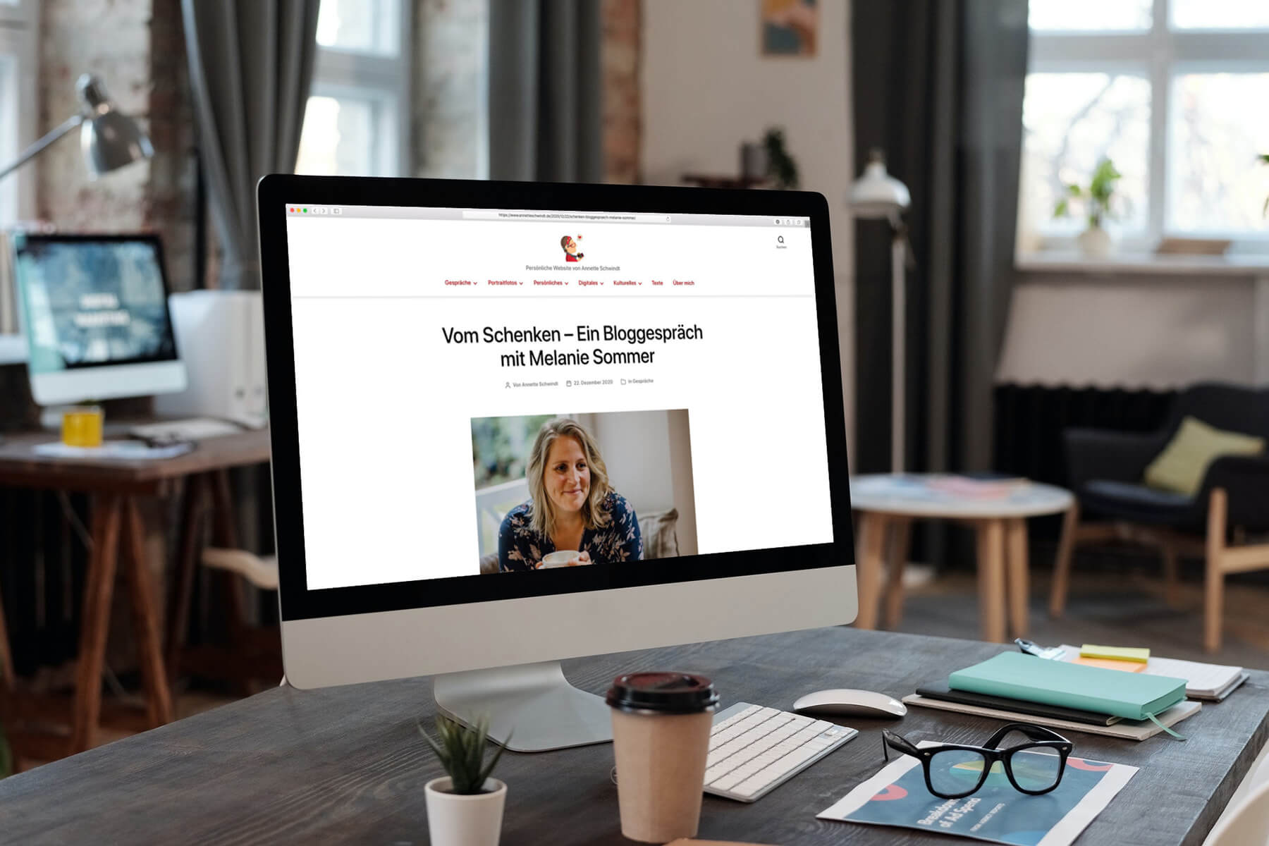 iMac mit Internetseite Bloggespräche von Annette Schwindt – Bloggespräch mit Melanie Sommer übers Schenken