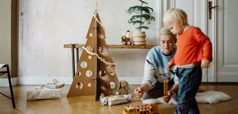 Frau und Kleinkind mit Zero Waste Weihnachtsbaum von Room in a Box