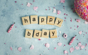 Titelbild Geburtstagswünsche GESCHENKMAMSELL: Moodbild mit Happy Birthday aus Holzscrabblesteinen