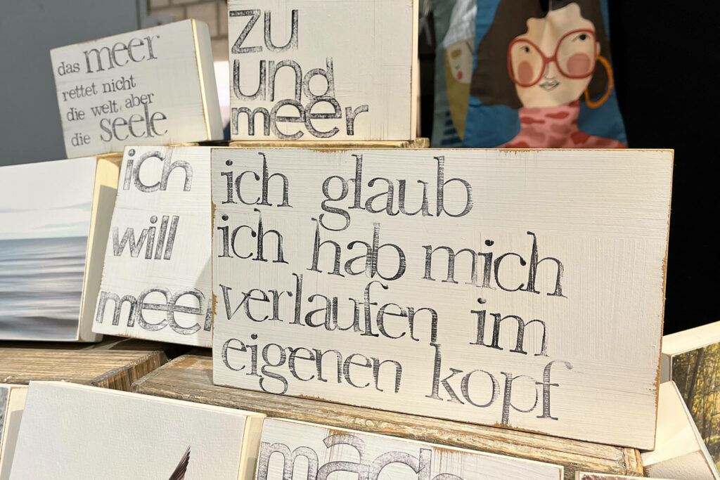 In liebevoller Handarbeit werden die Foto- und Textplatten von IOPLA im Atelier in Hamburg gefertigt.