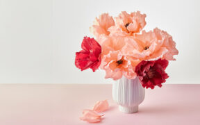 Ein Strauß Papierblumen von FLWR Studio.