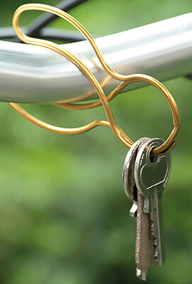 keybunny, der Schlüsselring, klemmt an einem Fahrradlenker