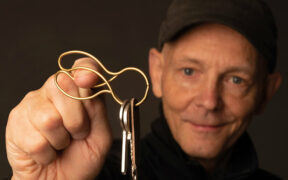 Produktdesigner Martin Woltermann präsentiert keybunny - den Schlüsselring.