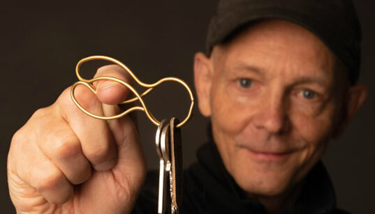 Produktdesigner Martin Woltermann präsentiert keybunny - den Schlüsselring.