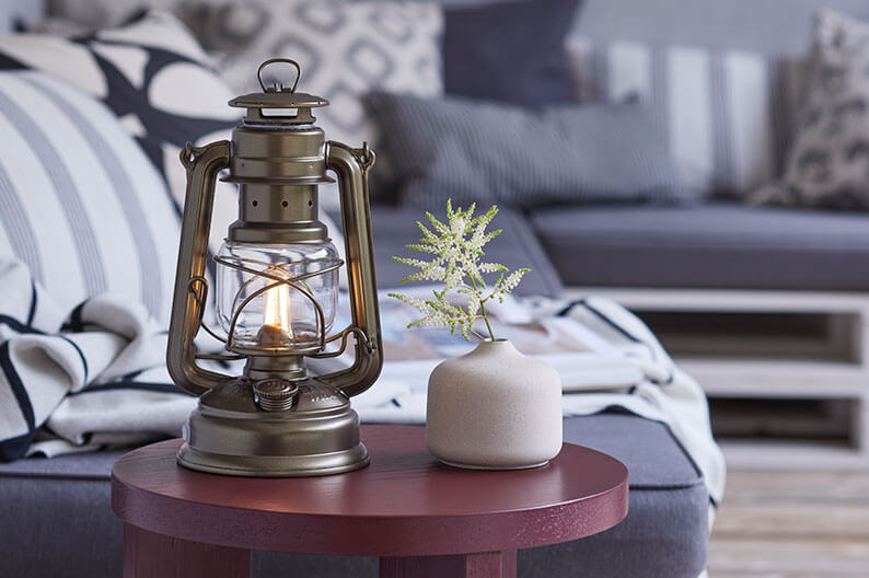 Die LED-Laterne von Feuerhand sieht genauso aus wie ihr Zwillingsbruder, die Petroleumlaterne.