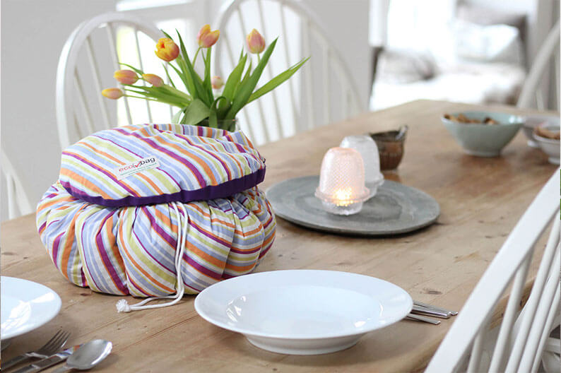 Der Wonderbag - Kochsack, Warmhalteplatte, Transportutensil in einem. Und Dinge kühl halten kann er andersrum auch.