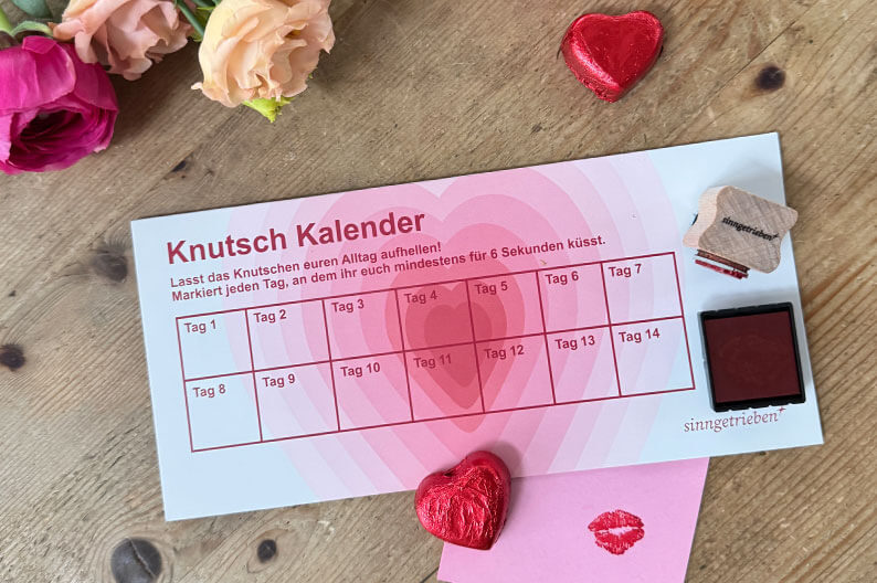 Eine tolle Geschenkidee für Paare: Der Knutsch Kalender von sinngetrieben lässt Küssen wieder zu einer schönen Gewohnheit werden.
