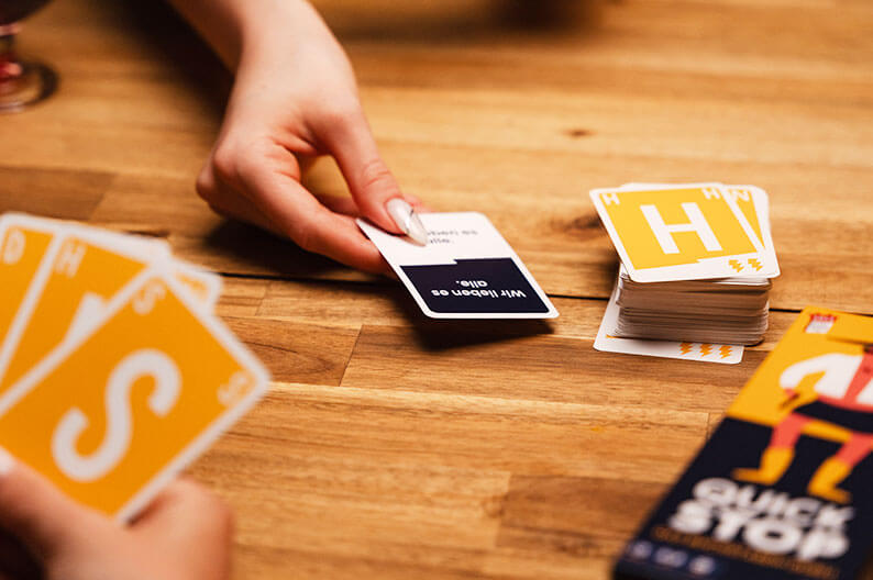 Eine Gruppe spielt QuickStop von ATM Gaming.