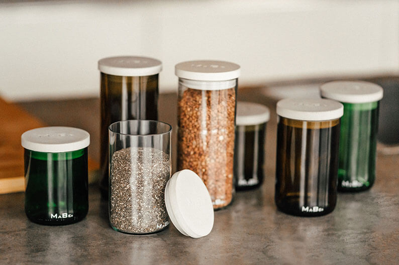 Die Vorratsgläser mit Betondeckel von MaBe sind praktisch und schön.