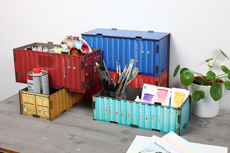 Die Aufbewahrungsbehältnisse in Form von Containern von Werkaus schaffen Ordnung auf dem Schreibtisch.