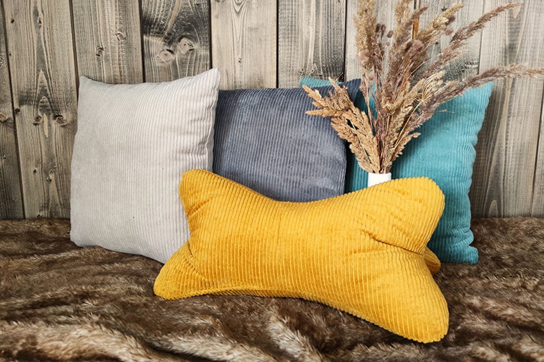 Geschenkidee für Lesefreunde: Leseknochen und andere Kissen von Plückefinken