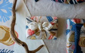 Furoshiki: Japanische Geschenkverpackung aus Stoff von Fien Tüch