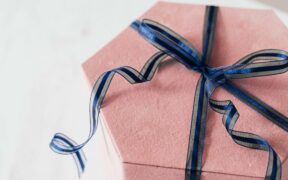 Geschenkebox mit einem Findelstück: Besondere Geschenkidee für besondere Menschen.