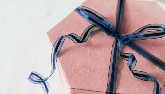 Geschenkebox mit einem Findelstück: Besondere Geschenkidee für besondere Menschen.