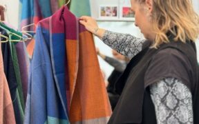Junge Frau betrachtet Schaljacke, in der Hoffnung, eine Geschenkidee zu finden.