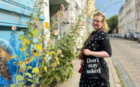 Carolin Otto mit schwarzem „Don't stay naked“-Jutebeutel stöbert während der Hamburg-Tour in einem kleinen Laden in Ottensen.