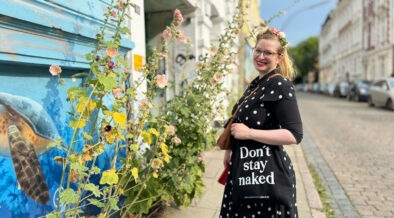 Carolin Otto mit schwarzem „Don't stay naked“-Jutebeutel stöbert während der Hamburg-Tour in einem kleinen Laden in Ottensen.