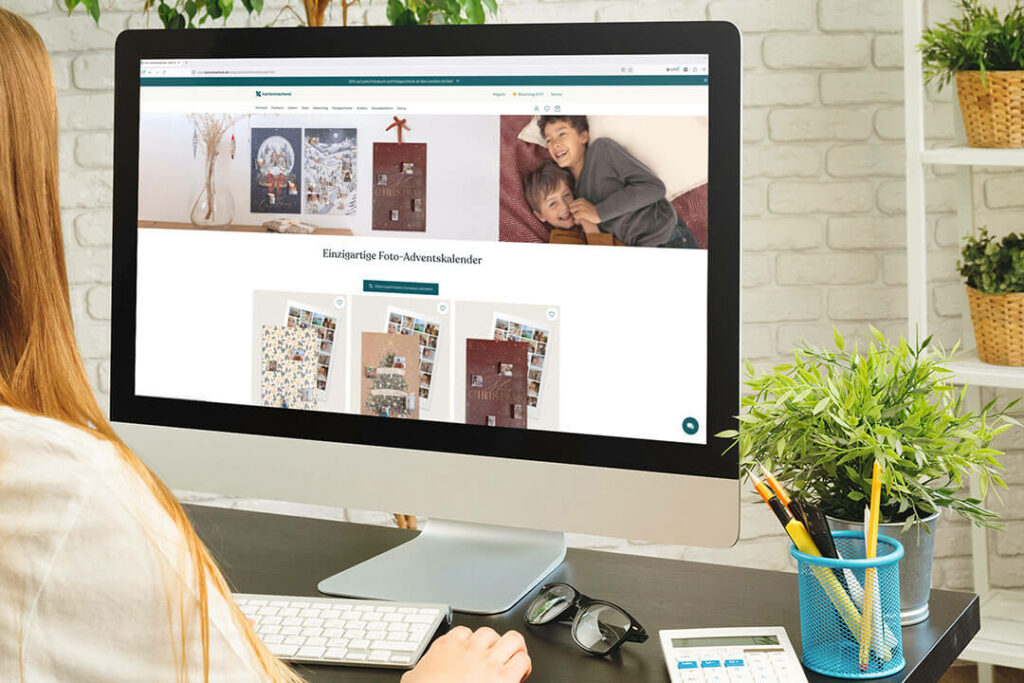 Foto-Adventskalender der kartenmacherei werden auf der Website am Computer ausgewählt.