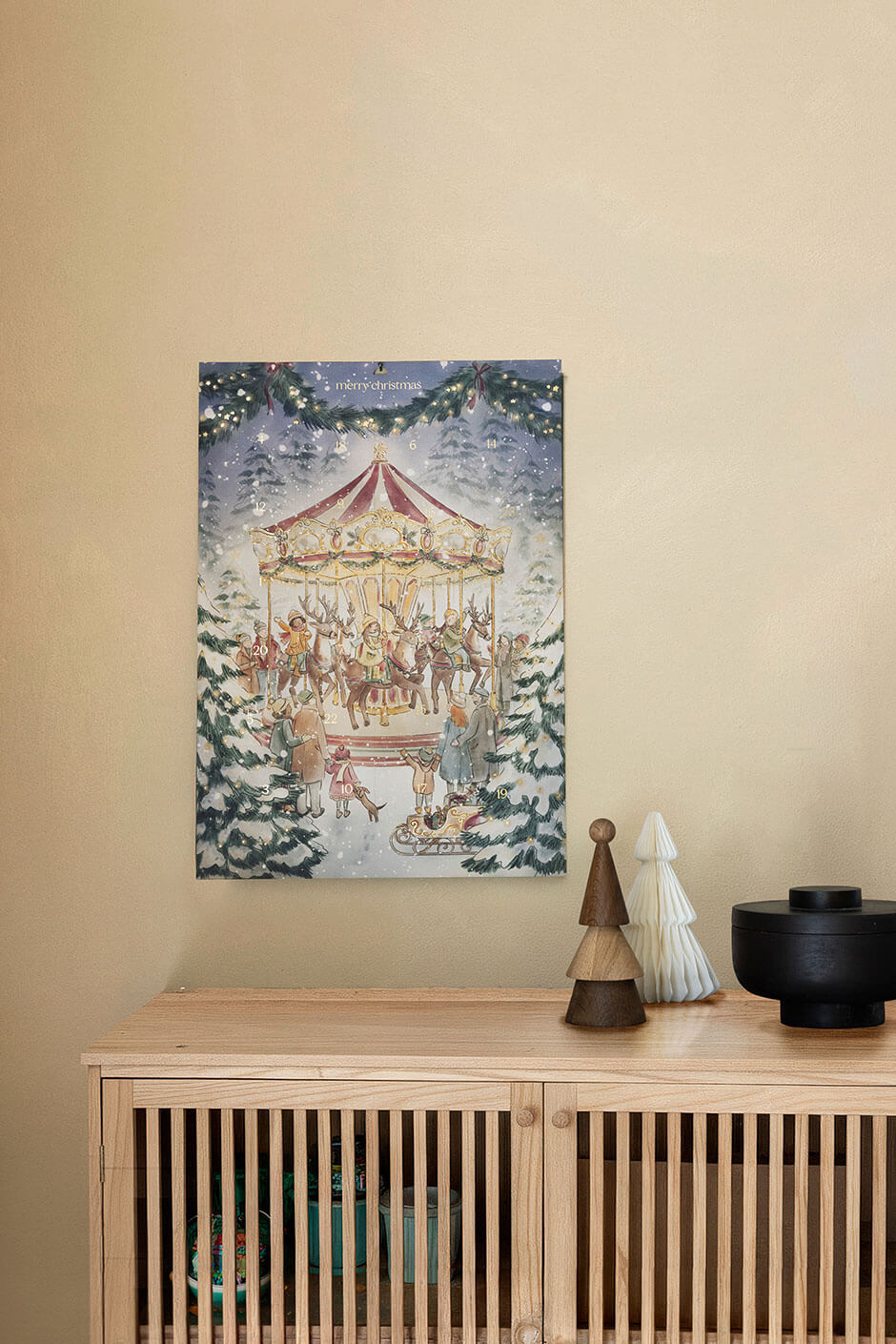 Foto-Adventskalender der kartenmacherei hängt über einer Holzkommode.