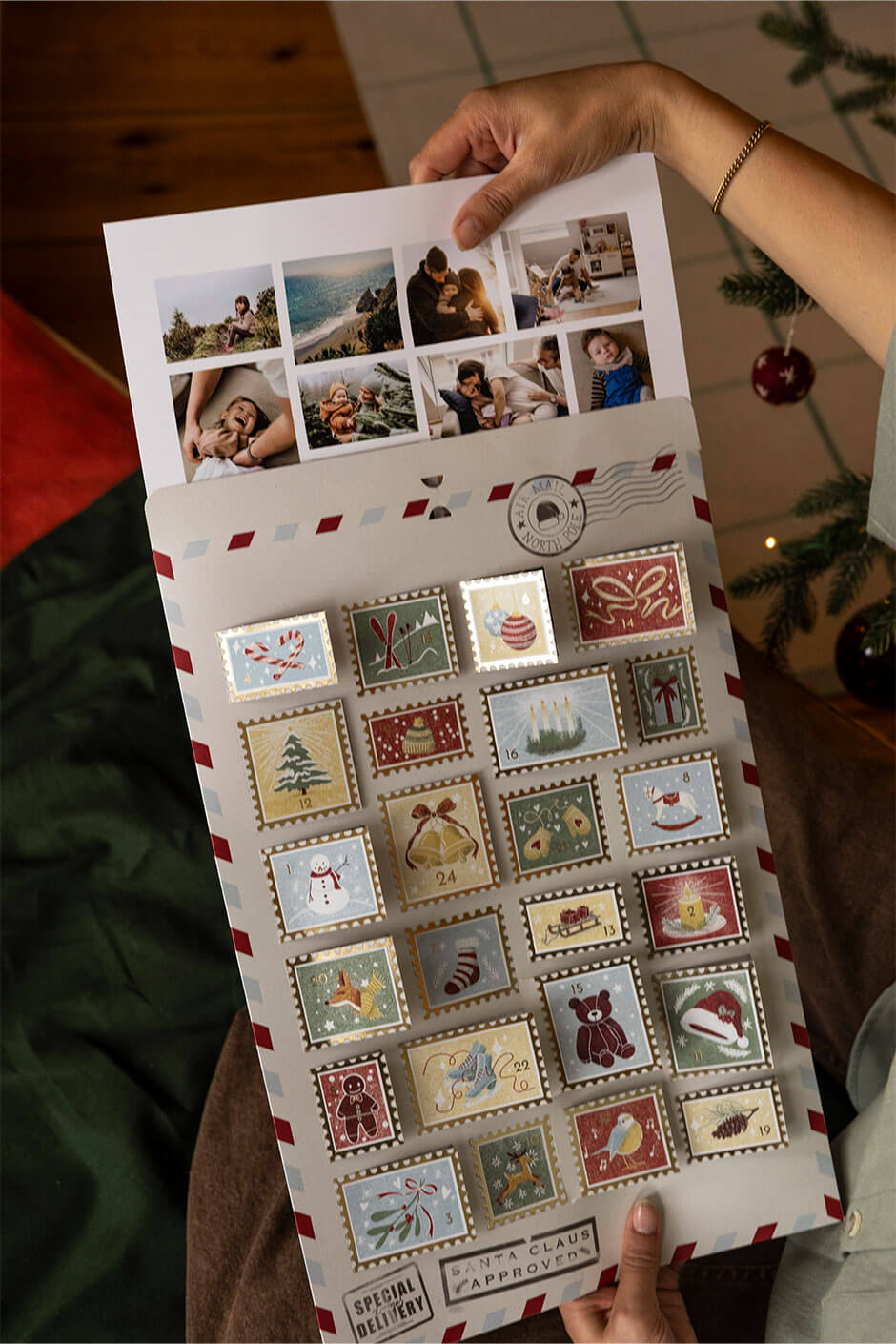 Poster des Foto-Adventskalenders der kartenmacherei wird aus seinem Umschlag gezogen.