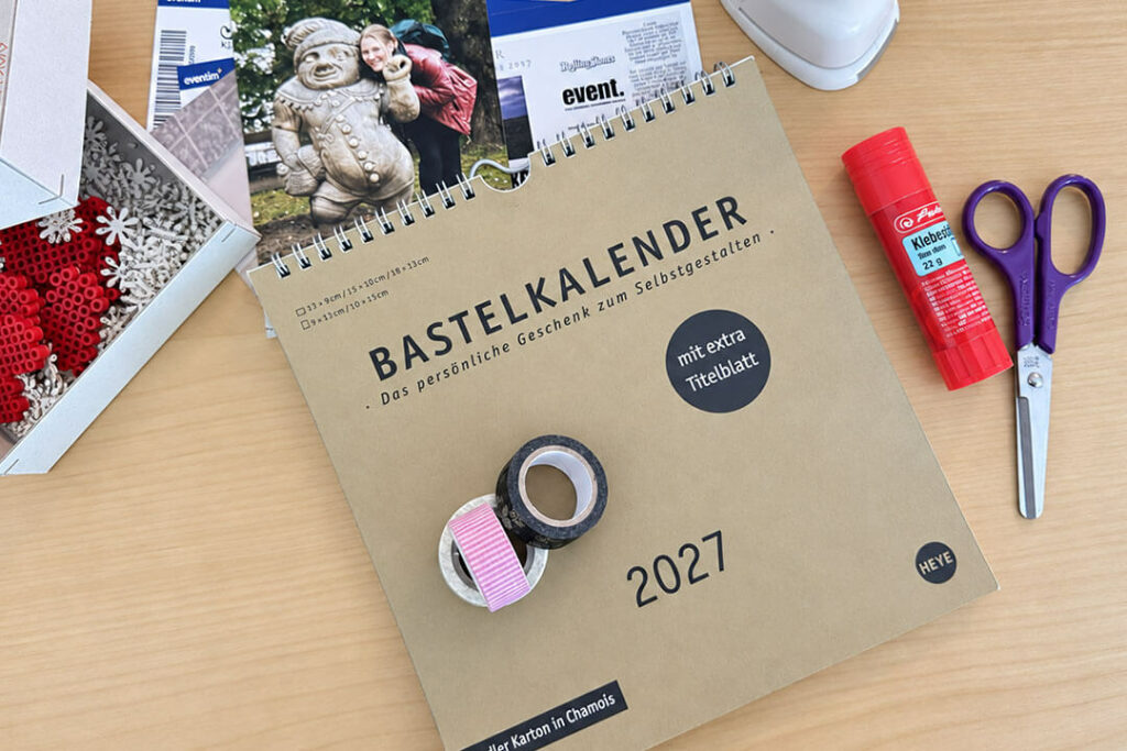 Bastelkalender 2027 mit Fotos, Washi-Tape, Schere, Klebestift und Papierstanzer