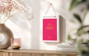 Pinker More Amore Abreißkalender 2027 von Fuck the Falten an einer hellen Wand