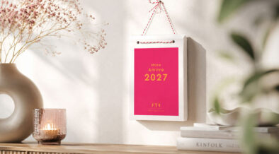 Pinker More Amore Abreißkalender 2027 von Fuck the Falten an einer hellen Wand