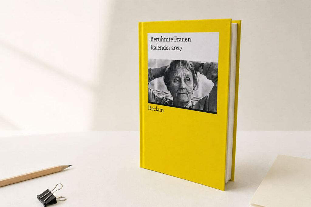 Gelber Reclam-Buchkalender Berühmte Frauen 2027 auf einem hellen Schreibtisch