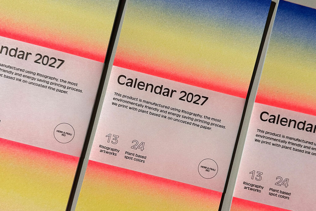 Drei Exemplare des Risographie-Kalenders 2027 von Herr & Frau Rio mit leuchtenden Farbverläufen