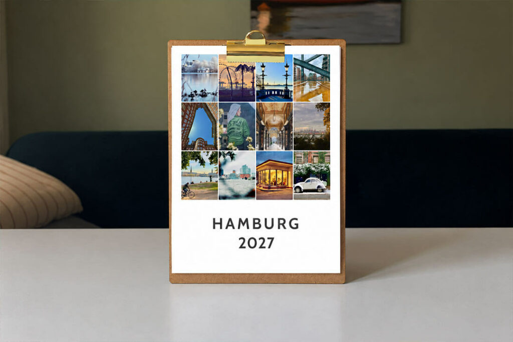 Hamburg-Kalender 2027 von Frau Elbville mit zwölf Stadtfotografien auf einem Klemmbrett