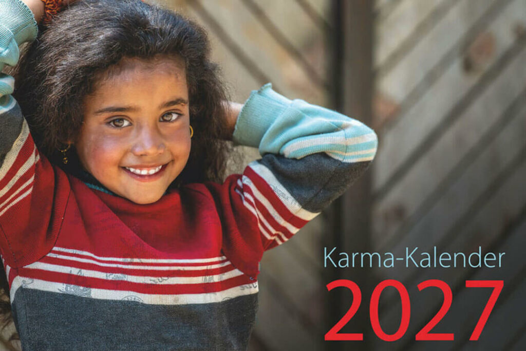 Titelmotiv des Karma-Kalenders 2027 mit dem Porträt eines lächelnden Kindes