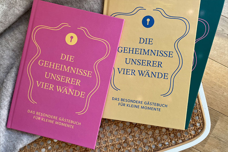 Gästebuch „Die Geheimnisse unserer vier Wände“ in unterschiedlichen Farben.