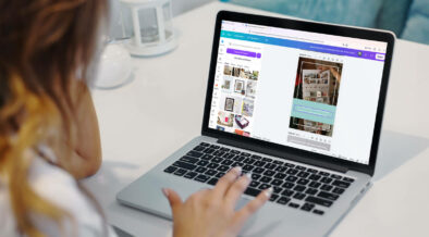 Eine Frau arbeitet am Laptop an einem Pinterest-Pin für GESCHENKMAMSELL in Canva.