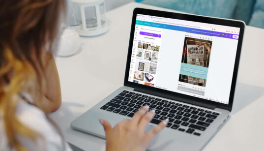 Eine Frau arbeitet am Laptop an einem Pinterest-Pin für GESCHENKMAMSELL in Canva.