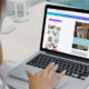 Eine Frau arbeitet am Laptop an einem Pinterest-Pin für GESCHENKMAMSELL in Canva.