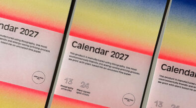 Drei Exemplare des Risographie-Kalenders 2027 von Herr & Frau Rio mit leuchtenden Farbverläufen