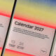 Drei Exemplare des Risographie-Kalenders 2027 von Herr & Frau Rio mit leuchtenden Farbverläufen